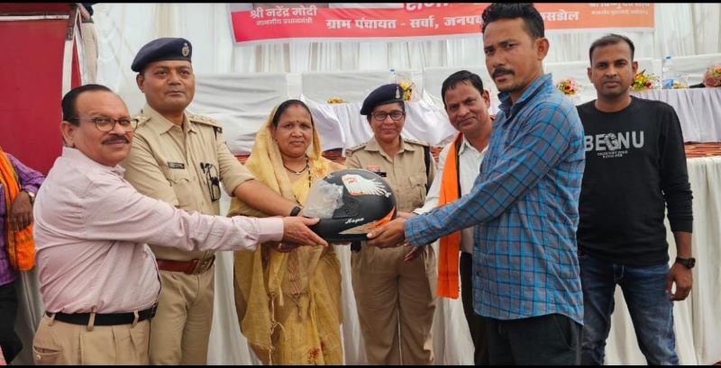 बलौदाबाजार में सुशासन तिहार शिविर : आमजनों को यातायात नियमों की दी जानकारी, समाधान सेल की सेवाएं और हेलमेट का वितरण, किया जा रहा है जागरूक.