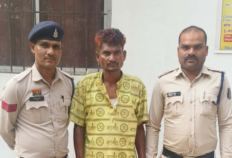 शराब भट्टी के पास चोरी की बाइक बेचने पहुंचा शातिर चोर, पुलिस ने धर दबोचा