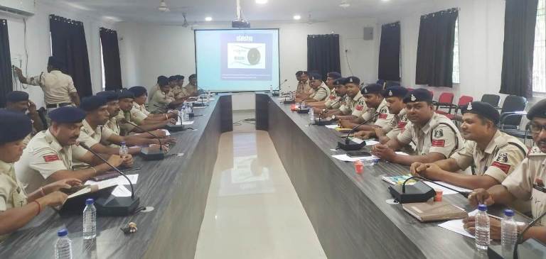 पुलिस अधीक्षक कार्यालय जशपुर के सभागार में एक दिवसीय प्रशिक्षण कार्यशाला का आयोजन : विवेचकों को ई साक्ष्य ऐप्प व छत्तीसगढ़ पुलिस द्वारा निर्मित समाधान ऐप्प के इंस्टालेशन व उपयोग करने के संबंध में किया गया प्रशिक्षित