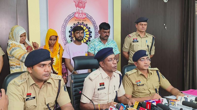 ’’अन्तर्राज्यीय ठग गिरोह’’ पर बिलासपुर पुलिस का ’’प्रहार’’: दिल्ली से उज्जैन तक पीछा कर पकड़े गए सोने के सौदागर ठग, अंतर्राज्यीय ठग गिरोह धराया, लाखों के जेवर बरामद.