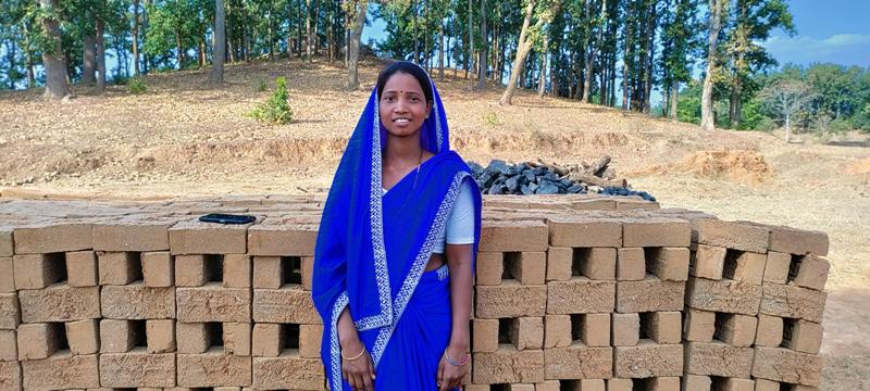 संघर्ष से सफलता तक : सरिता बाई ने मिट्टी के ईंट बनाकर लिखी अपनी सफलता की कहानी
