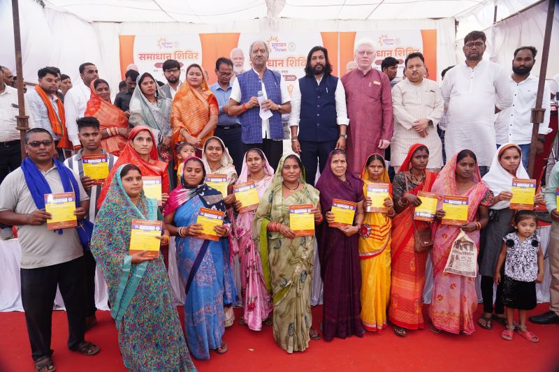 समाधान शिविर में सांसद बृजमोहन अग्रवाल ने सुनीं जनता की समस्याएं, अफसरों को दिए सख्त निर्देश, नवा रायपुर में अवैध शराब बिक्री पर भड़के सांसद, अनुपस्थित DFO पर गिरी गाज.