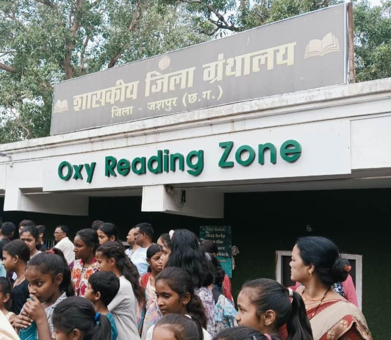 जशपुर : समर कैंप के बच्चों को कराया गया जिला ग्रंथालय का एक्सपोजर विजिट