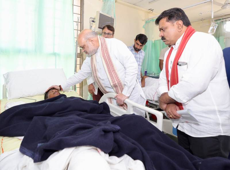केंद्रीय गृहमंत्री अमित शाह ने एम्स में घायल जवानों से की मुलाकात : कहा – देश को अपने वीर जवानों पर भरोसा है और उन पर गर्व भी