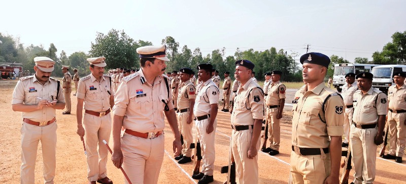 सूरजपुर पुलिस लाइन में हुई जनरल परेड : रेस्क्यू ऑपरेशन का हुआ लाइव डेमो, होमगार्ड-फायर फाइटर्स को डीआईजी ने किया सम्मानित, आग-पानी-आपदा रेस्क्यू डेमो ने बटोरी वाहवाही.