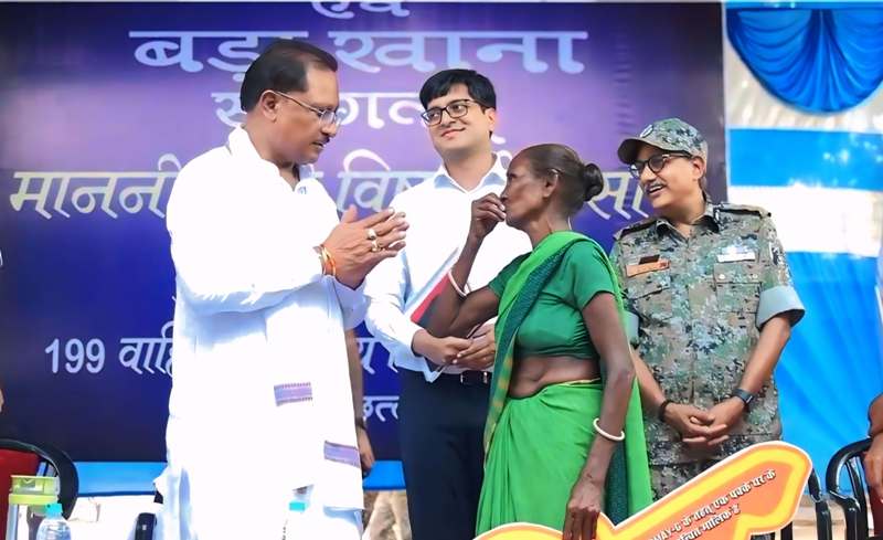 मुख्यमंत्री को माँ ने दिया अपना आशीर्वाद—स्नेह से छुआ गाल, हृदय से कहा धन्यवाद