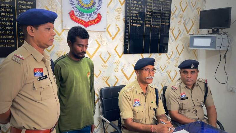 फरार वारंटियों के धर पकड़ अभियान में पुलिस को मिली सफलता : हत्या का दोषी संतोष कहार पत्नी के इलाज के बहाने पैरोल पर निकला और हुआ फरार, 20 साल बाद कसा चक्रधरनग पुलिस का शिकंजा, भेजा गया जेल.