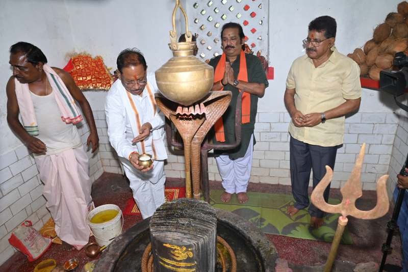 जशपुर : मुख्यमंत्री ने शिव मंदिर में पूजा-अर्चना, प्रदेशवासियों की सुख समृद्धि एवं खुशहाली की कामना की