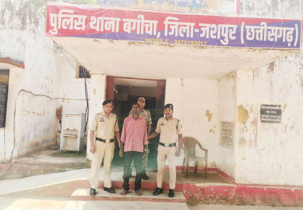 पुलिस, कट्टा और लुटेरा – अपराध की दुनिया का बड़ा नाम रतन लकड़ा जो जशपुर पुलिस को महीनों से चकमा दे रहा था, ऑपरेशन अंकुश में टेक्निकल सर्विलांस और रियल टाइम इनपुट से गिरफ्तार, खुलासा हुआ पूरे लूट नेटवर्क का