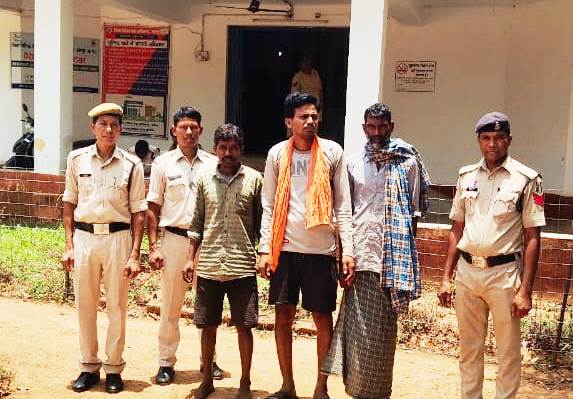 जशपुर पुलिस का ऑपरेशन शंखनाद जारी : 35 नग गौ वंशों को मुक्त कराया तस्करों के चंगुल से, तीन आरोपी तस्करों को किया गिरफ्तार