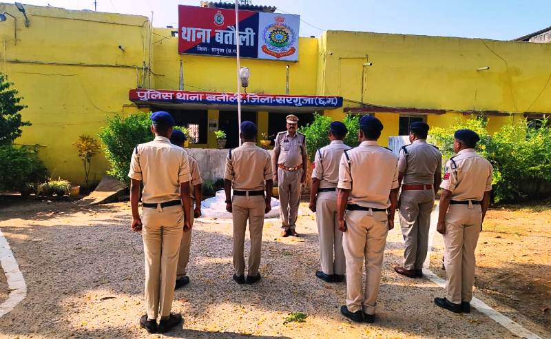 सरगुजा पुलिस का अनुशासनात्मक कदम : वरिष्ठ पुलिस अधीक्षक राजेश अग्रवाल के निर्देशन में सरगुजा के थानों में शुरू हुई नियमित जनरल परेड, हर मंगलवार और शुक्रवार को सभी थानों में होगी जनरल परेड