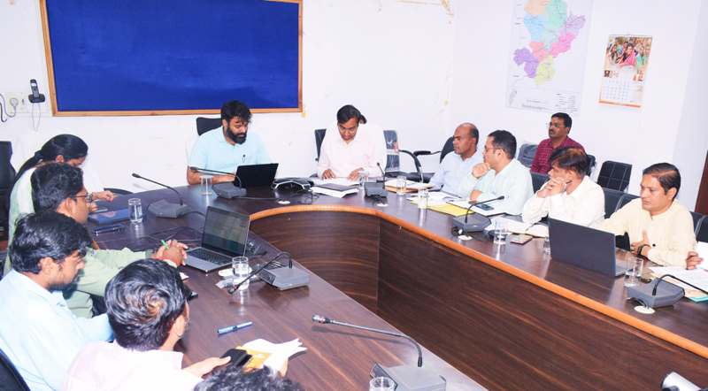 जशपुर : कलेक्टर ने राजस्व अधिकारियों को लंबित प्रकरणों का निराकरण गंभीरता से करने के दिए निर्देश, ग्रामीण सचिवालय में पटवारियों को उपस्थित रहने की सख्त हिदायत