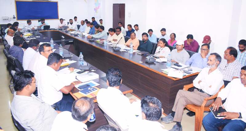 जशपुर : कलेक्टर ने किसानों को गर्मी की फसल के लिए पर्याप्त मात्रा में खाद और बीज उपलब्ध कराने साप्ताहिक समय सीमा की बैठक में दिए निर्देश