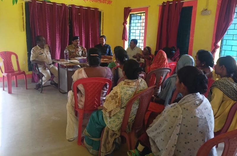 गांव-गांव पहुंच रही सरगुजा पुलिस : सीतापुर थाने द्वारा बालमपुर पंचायत भवन में चलित थाना आयोजित, जनता से मिला सीधा संवाद, साइबर क्राइम, महिला सुरक्षा और ट्रैफिक नियमों पर हुई सीधी बात.