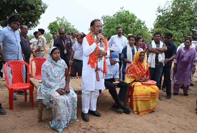 तेज हवाओं के बीच ढोढरीकला में अचानक उतरा मुख्यमंत्री का हेलिकॉप्टर, महुआ पेड़ के नीचे लगाई चौपाल : ग्रामीणों से किया संवाद, सुनी समस्याएं, समाधान के दिए निर्देश