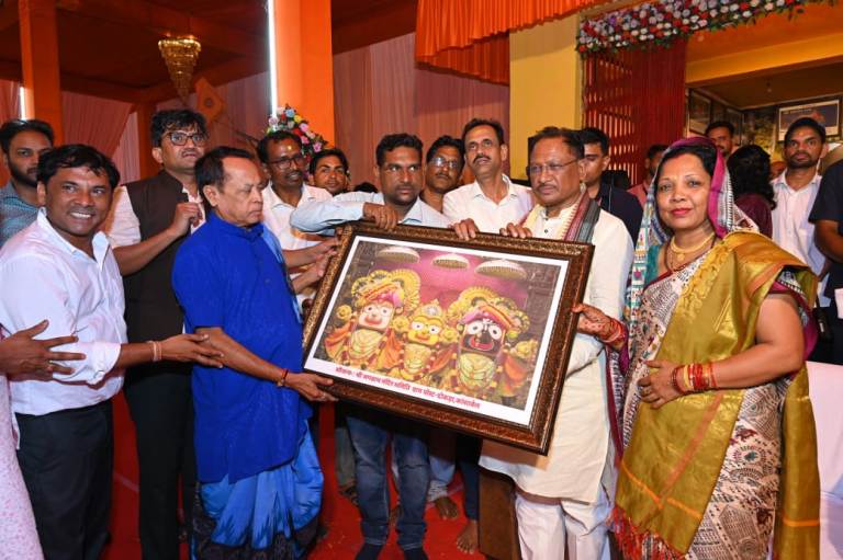 भगवान जगन्नाथ मंदिर के प्राण प्रतिष्ठा कार्यक्रम में शामिल होने पहुंचे मुख्यमंत्री विष्णुदेव साय एवं धर्मपत्नी श्रीमती कौशल्या साय को,श्री जगन्नाथ मंदिर समिति द्वारा श्री महाप्रभु का स्वरूप किया गया भेंट.