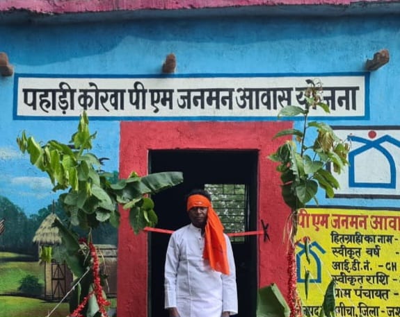 जशपुर : धरती आबा जनजाति ग्राम उत्कर्ष अभियान के अंतर्गत विशेष पिछड़ी जनजाति पहाड़ी कोरवा परिवारों को 25 प्रकार की योजनाओं का दिया जा रहा है लाभ