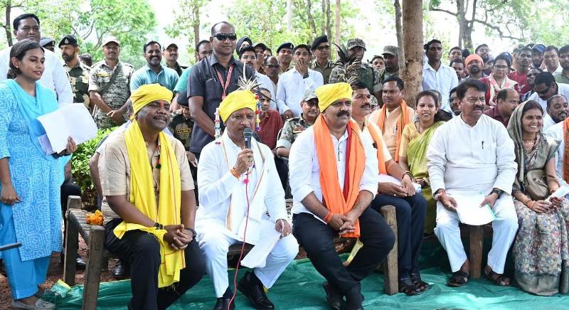 मुख्यमंत्री श्री विष्णु देव साय ने बासिंग में लगाई चौपाल : सौगातों की बारिश से ग्रामीणों के चेहरे खिले