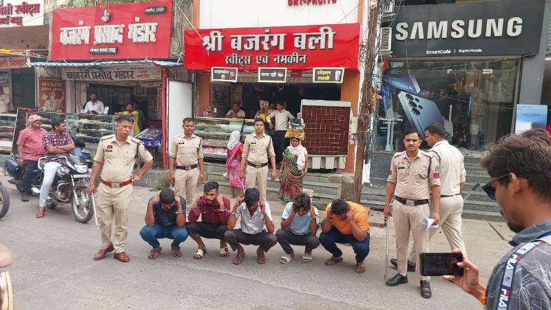 मारपीट करने वाले आरोपियों पर पुलिस का एक्शन, चंद घंटों में गिरफ्तारी, मोहल्ले में निकाला गया जुलूस