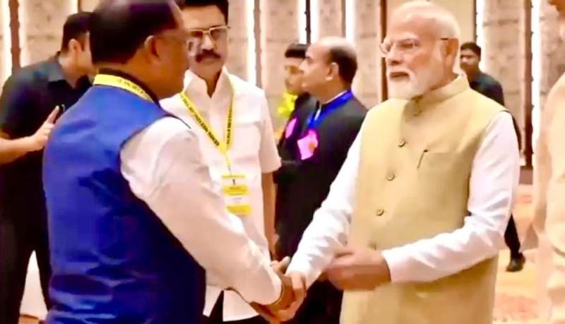 नीति आयोग की बैठक में दिखी आत्मीयता : जब प्रधानमंत्री नरेंद्र मोदी ने मुख्यमंत्री विष्णुदेव साय का थामा हाथ और कहा – छत्तीसगढ़ की बात अभी बाकी है