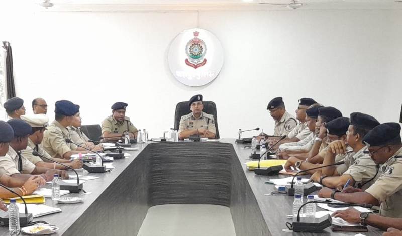 जशपुर में SSP शशि मोहन सिंह की अपराध समीक्षा बैठक में बड़ा ऐलान : राह-वीर योजना के तहत सड़क हादसे में घायल को अस्पताल पहुंचाने पर मिलेगा ₹25,000 नगद इनाम, गांजा तस्करों पर चलेगा PIT NDPS का शिकंजा