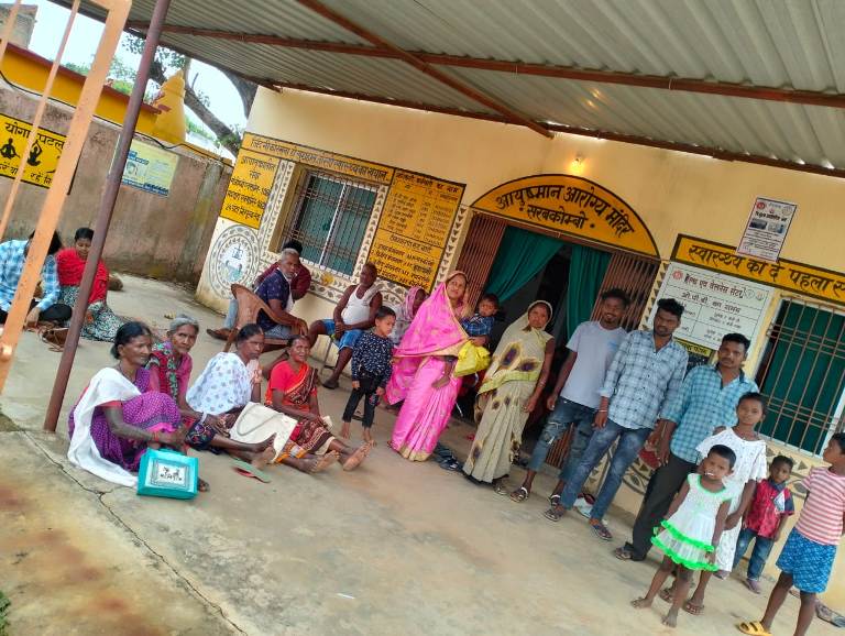 जशपुर : हितग्राहियों के घर घर जाकर बनाया जा रहा आयुष्मान वय वंदना कार्ड