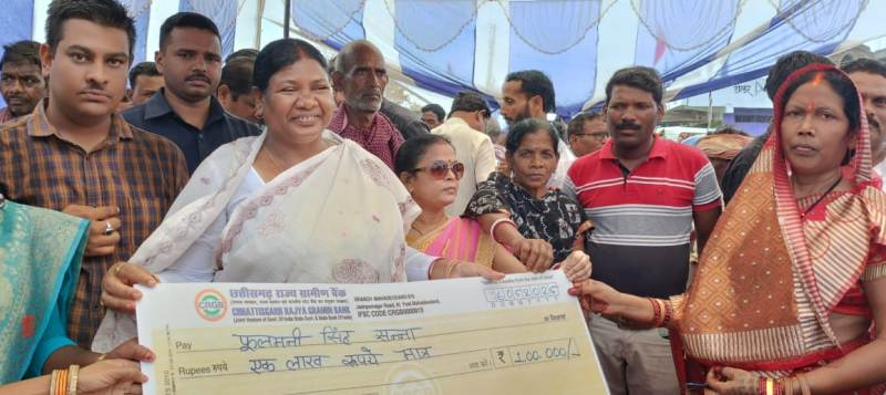 विधायक श्रीमती रायमुनि भगत सन्ना सुशासन तिहार शिविर में शामिल हुई, हितग्राहियों को सामग्री का किया वितरण