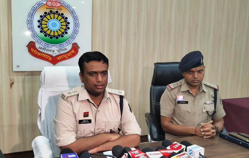 रायगढ़ के कीदा गांव में महिला व बच्चों की सामूहिक हत्या का खुलासा : पांच डिसमिल ज़मीन का लालच दे कर दोस्त से करवाई पत्नी और बच्चों की हत्या, पति ही निकला मास्टरमाइंड, आरोपियों को भेजा गया न्यायिक रिमांड पर…पढ़ें पूरी ख़बर.