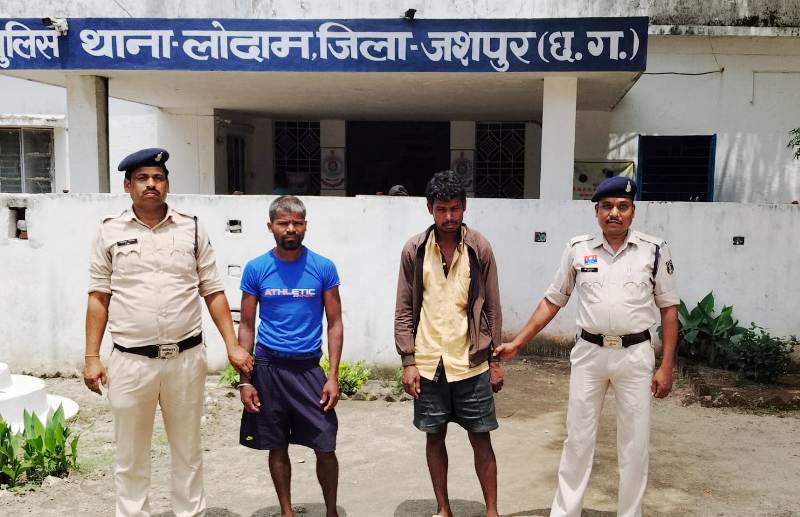 जशपुर पुलिस का ऑपरेशन शंखनाद जारी : पुलिस ने 04 नग गौ वंशों को कराया तस्करों के चंगुल से मुक्त, दो आरोपी तस्करों को किया गिरफ्तार, भेजा जेल