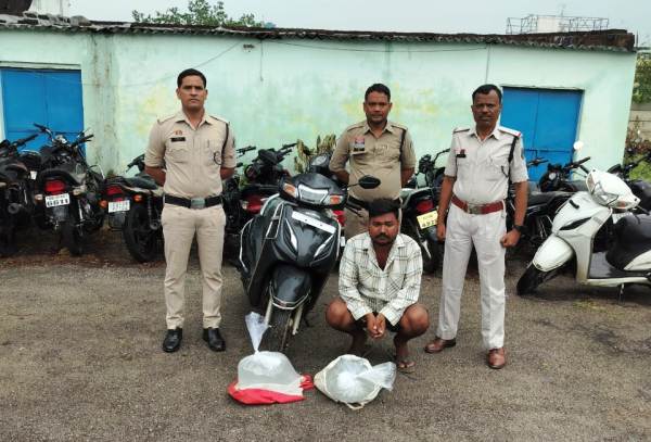 बिना नंबर स्कूटी से शराब की तस्करी : कोतरारोड़ पुलिस ने नाकेबंदी में आरोपी को दबोचा, 20 लीटर महुआ शराब, स्कुटी जब्त, आबकारी एक्ट के अंतर्गत की गई कार्यवाही.