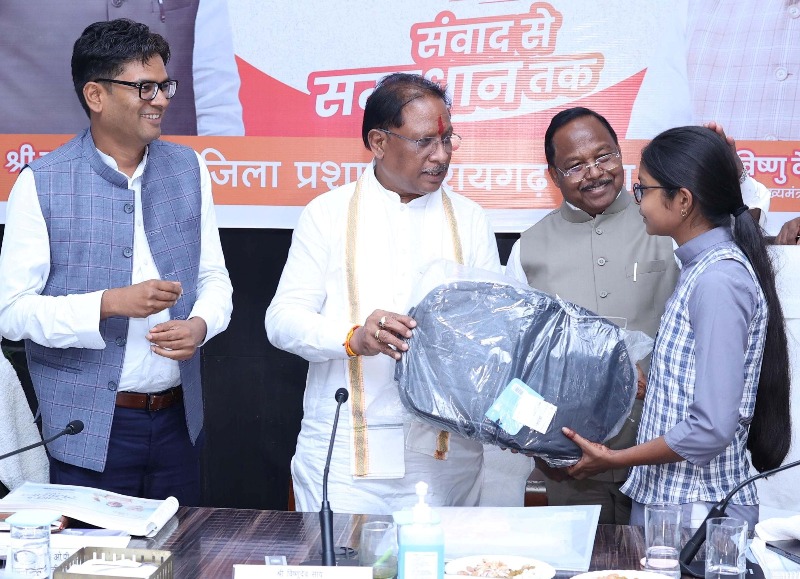 मुख्यमंत्री ने प्रतिभावान विद्यार्थियों को किया सम्मानित : लैपटॉप-टैबलेट भेंट कर बढ़ाया उत्साह