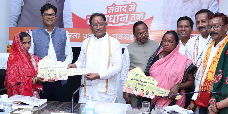 मुख्यमंत्री ने बिरहोर महिलाओं को सौंपी पक्के आवास की चाबी