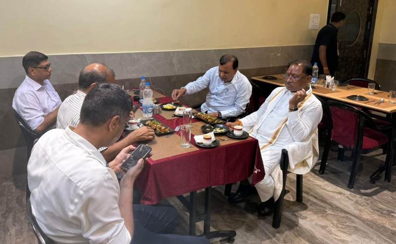 मुख्यमंत्री विष्णुदेव साय ने सिमगा में ढाबा में किया भोजन, स्थानीय लोगों से की आत्मीय बातचीत