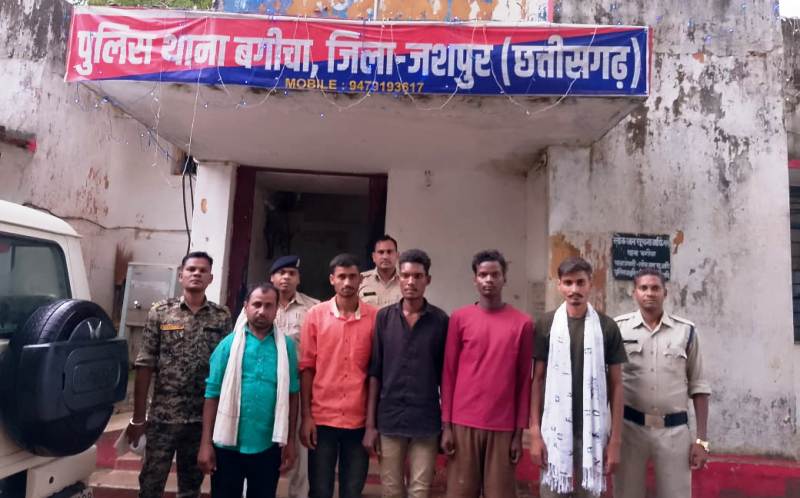 गांव में महिलाओं की इज्जत से खेला खेल : महिलाओं के खिलाफ अश्लील टिप्पणी कर वीडियो वायरल करना पड़ा भारी, मोबाइल जब्त कर पांच आरोपी गिरफ्तार कर भेजे गए जेल.