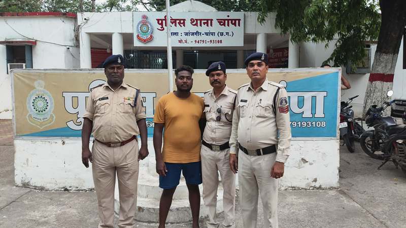 चांपा पुलिस की त्वरित कार्रवाई : सुनारीन घाट में हथियार लहराकर लोगों को धमका रहा था युवक, पुलिस ने घेराबंदी कर पकड़ा, धारदार हथियार लहराकर दहशत फैलाने वाला युवक गिरफ्तार, भेजा गया न्यायिक अभिरक्षा में