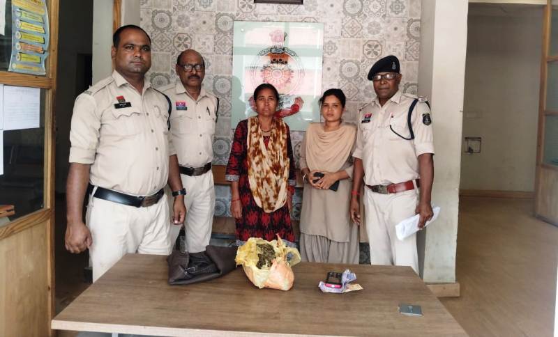 दुर्ग पुलिस की बड़ी कार्यवाही : महिला तस्कर के घर छापा, घर से 1.1 किलो मादक पदार्थ गांजा जब्त, पाटन में गांजा बेचने वाली महिला गिरफ्तार, न्यायिक अभिरक्षा में भेजा गया जेल.