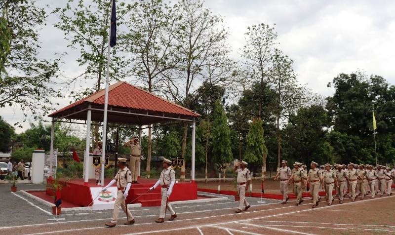 आईजी  डॉ. संजीव शुक्ला ने रायगढ़ पुलिस का वार्षिक निरीक्षण कर परेड की ली सलामी : अनुशासन, संवेदनशीलता और फिटनेस पर बल, आईजी शुक्ला ने पुलिसकर्मियों को दिए प्रभावी दिशा-निर्देश.