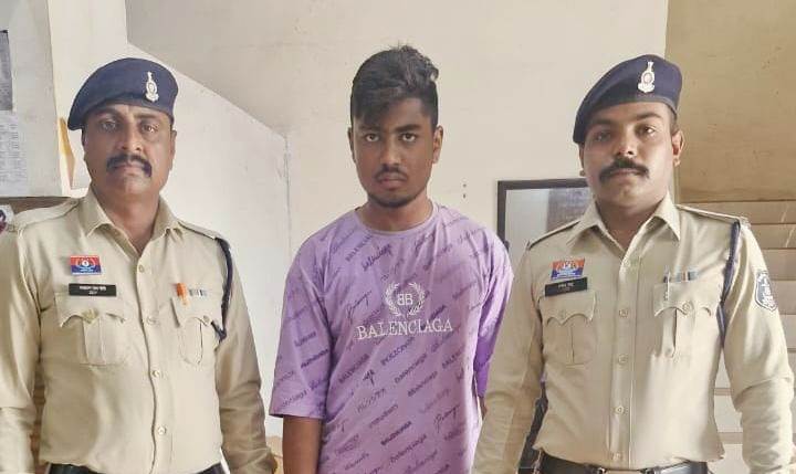 2 नाम, 1 चेहरा और लूट की वारदात : नाबालिग को चाकू दिखाकर लूटी गई नकदी और जेवरात – आरोपी मोंटी उर्फ वशिष्ठ जैन उर्फ गुलाम मोहम्मद गिरफ्तार, चोरी का माल बरामद