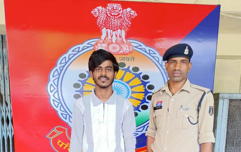 10 किलो गांजा, 6 अपराध और एक फरार आरोपी : गांजे का सौदा करते चीकू उर्फ विशाल खेलवार पकड़ा गया – लूट, मारपीट और ड्रग्स का खतरनाक इतिहास