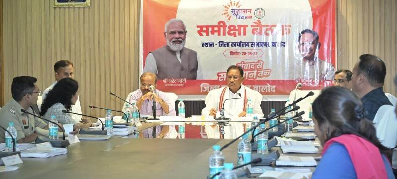 विकसित छत्तीसगढ़ की परिकल्पना साकार करने सभी अधिकारी निष्ठा एवं प्रतिबद्धता से करें कार्य: मुख्यमंत्री विष्णुदेव साय