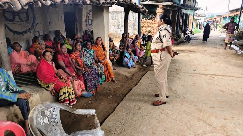 कोतरारोड़ पुलिस की सामाजिक पहल : ग्राम बायंग में महिला समिति गठित, अवैध शराब और नशे के खिलाफ लिया संकल्प, पुलिस जनचौपाल में महिलाओं की भागीदारी से बना नशा मुक्त गांव का रोडमैप.