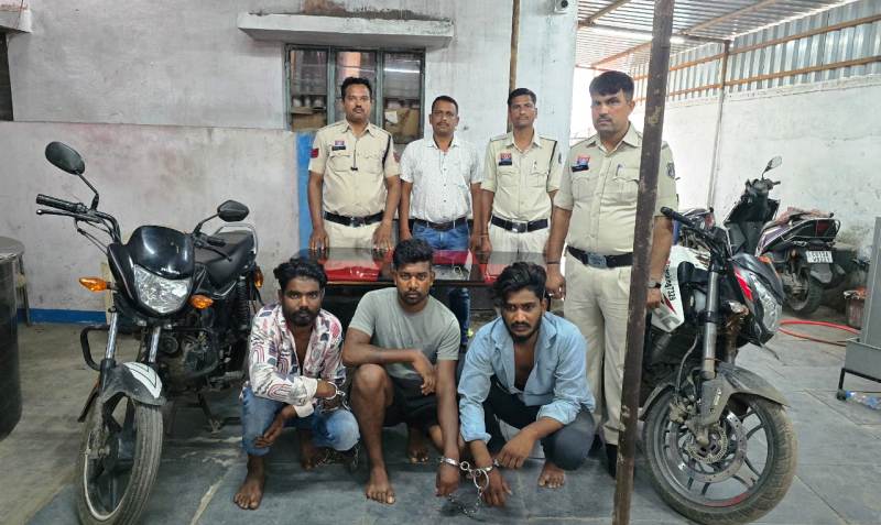 चैन स्नैचिंग मामले में जूटमिल पुलिस की त्वरित कार्रवाई : पुलिस ने 48 घंटे में सुलझाया मामला, चैन स्नैचिंग के चार आरोपियों को किया गिरफ्तार, 1.70 लाख की 2 सोने की चेन और 2 बाइक जप्त.