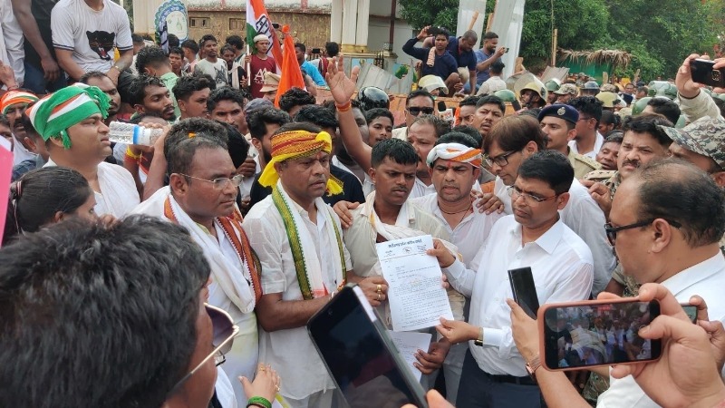 दंतेवाड़ा कलेक्ट्रेट घेराव के साथ कांग्रेस की चार दिवसीय पदयात्रा संपन्न : पीसीसी अध्यक्ष दीपक बैज ने बस्तर की खनिज संपदा लूट के खिलाफ किया 40 किमी की पदयात्रा