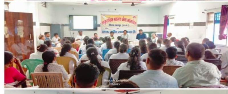 सीएचसी कांसाबेल में विकासखंड स्तरीय समीक्षा बैठक का हुआ आयोजन : गर्भवती महिलाओं को टीकाकरण सहित संस्थागत प्रसव कराने दिए गए निर्देश