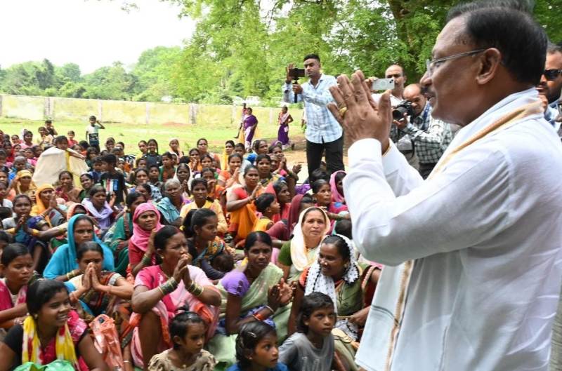 मुख्यमंत्री विष्णु देव साय ने बस्तर के नारायणपाल में लगाई चौपाल, जानी योजनाओं की जमीनी हकीकत : कहा – हर जरूरतमंद के साथ खड़ी है सरकार