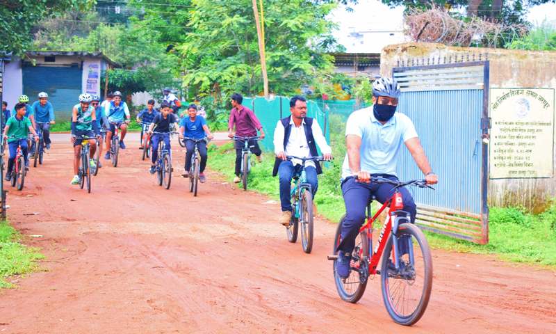 जशपुर : विश्व सायकल दिवस के उपलक्ष्य में फिट इंडिया फिट जशपुर की थीम पर हॉकी स्टेडियम से निकाली गई सायकल रैली, विधायक और कलेक्टर ने बच्चों और आम नागरिकों के साथ सायकल रैली में हुए शामिल