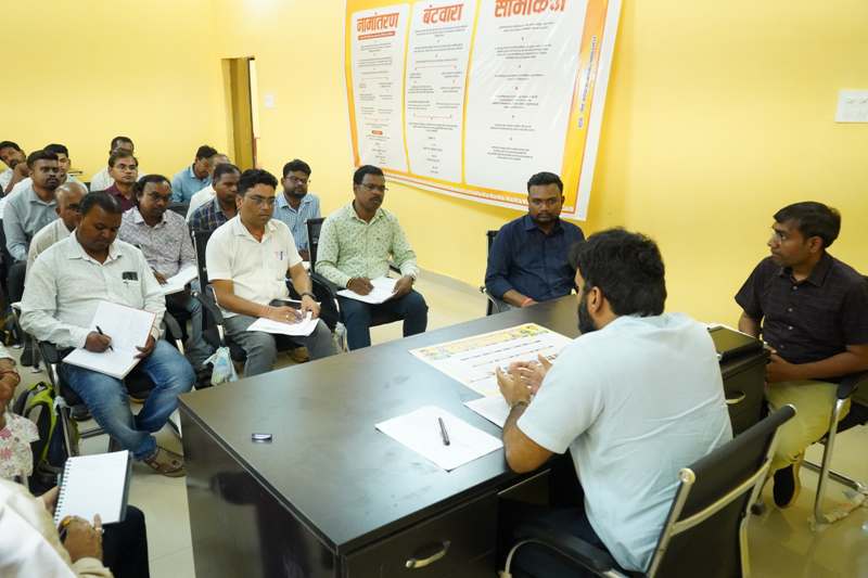 जशपुर : कलेक्टर ने सन्ना तहसील के सभाकक्ष में पटवारियों की ली समीक्षा बैठक, पटवारियों को दी चेतावनी काम नहीं तो वेतन नहीं, सन्ना तहसील के बाबू को नोटिस जारी करने के दिए निर्देश