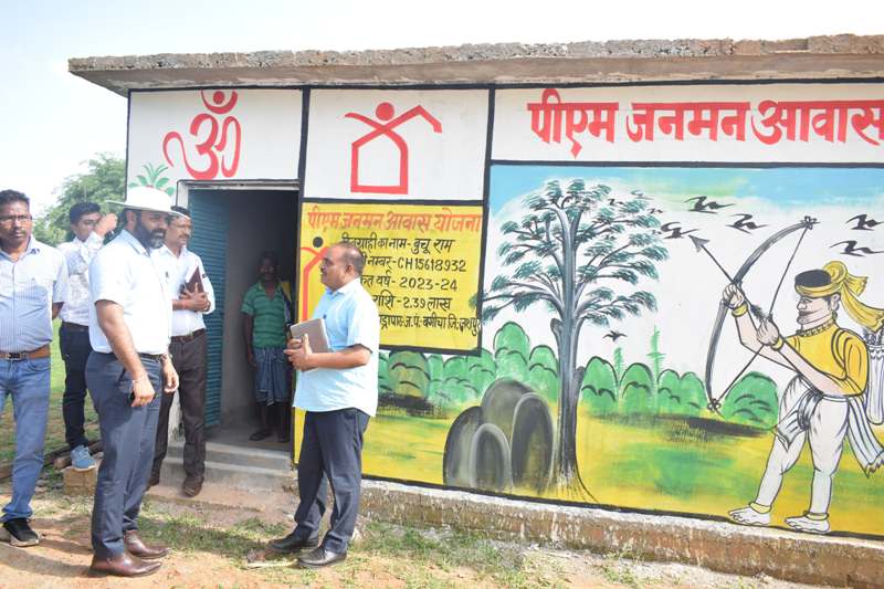 जशपुर कलेक्टर ने पंडरापाठ के पीएम जनमन योजना के लाभान्वित हितग्राही बुचू राम के भवन का अवलोकन किया, बिजली और शौचालय की भी सुविधा उपलब्ध कराने के निर्देश