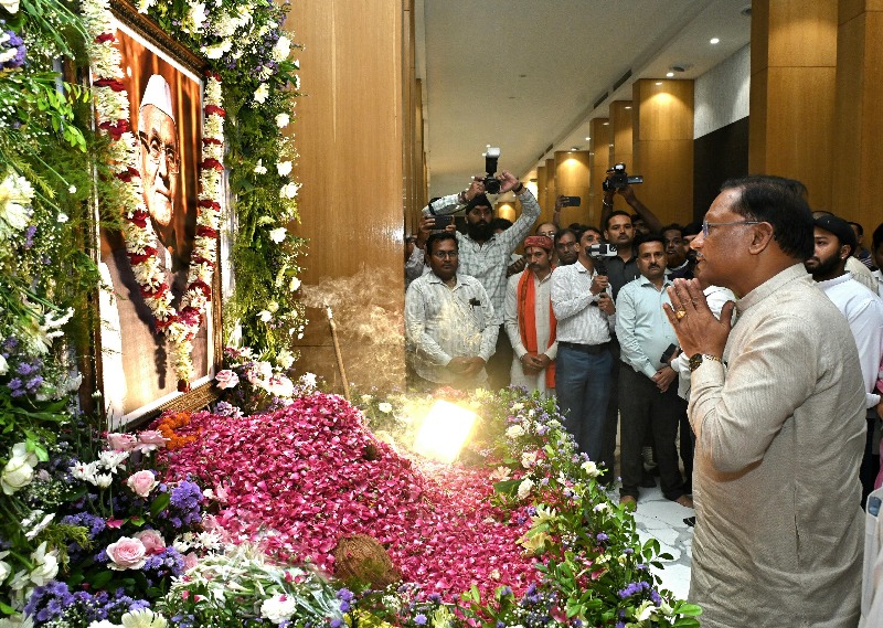 मुख्यमंत्री विष्णु देव साय स्वर्गीय श्री रामजीलाल अग्रवाल के शांति मिलन कार्यक्रम में शामिल हुए