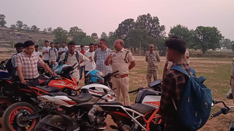 जशपुर जिले के मयाली नेचर कैम्प के पास हाईवे पर खतरनाक स्टंट कर रहे 17 बाइकर्स पर SSP शशि मोहन सिंह की सीधी कार्रवाई…मॉडिफाइड बाइक्स जब्त, बिना लाइसेंस वाले भी पकड़े गए…जांच जारी…!